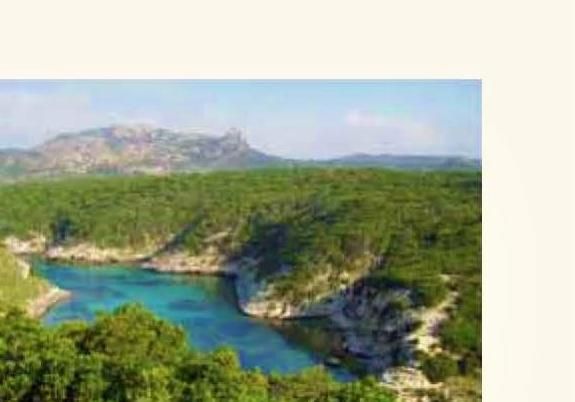 Παράκτιος κόλπος με καταγάλανα νερά