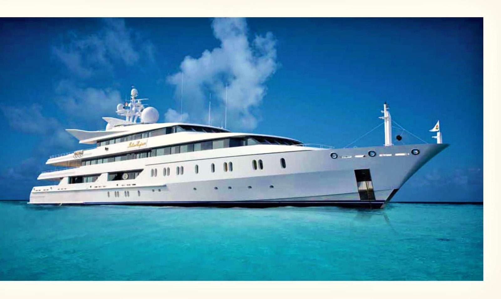 Mega yacht αγκυροβολημένο σε γαλαζοπράσινα νερά