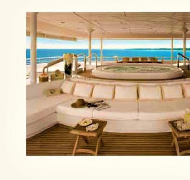 Lounge στο κατάστρωμα mega yacht με jacuzzi